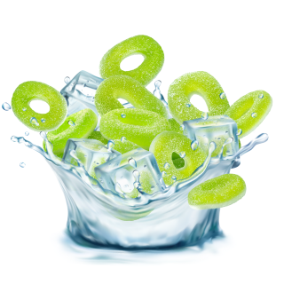 Grüne Apfelringe in Wasserspalsh mit Eiswürfeln